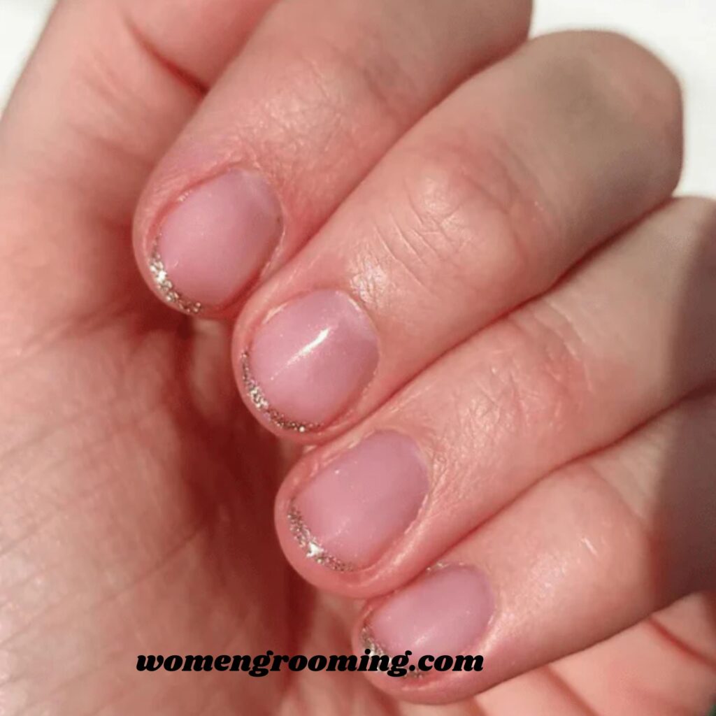 _Short Nude Nails with Glitter Edges